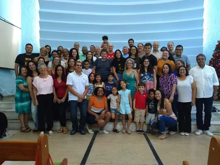 Foto histórica da família da Igreja Presbiteriana de Resende reunida no templo